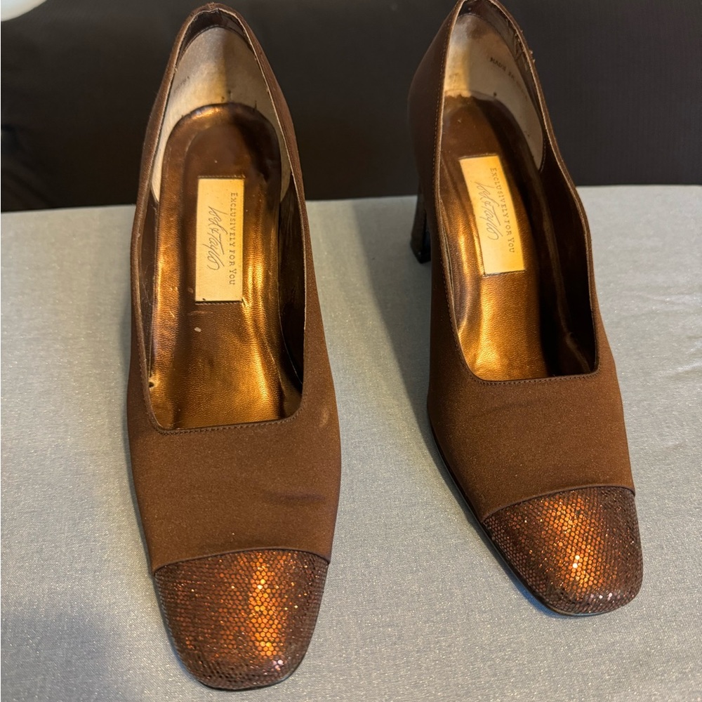 Brown satin and shimmer shoe with medium heel, very elegant